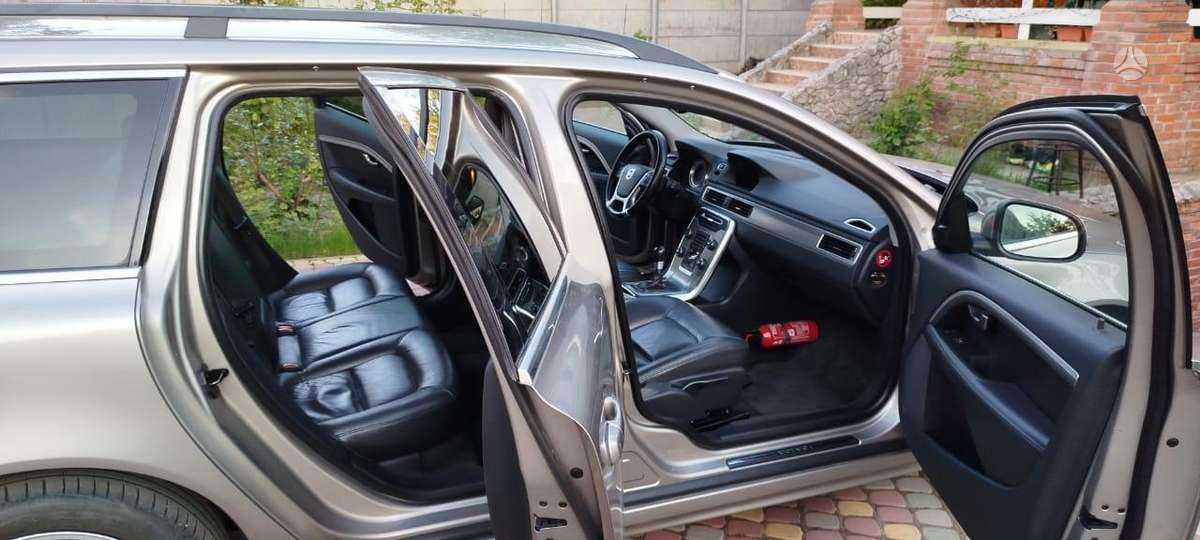 Volvo V70 2012 — photo 8