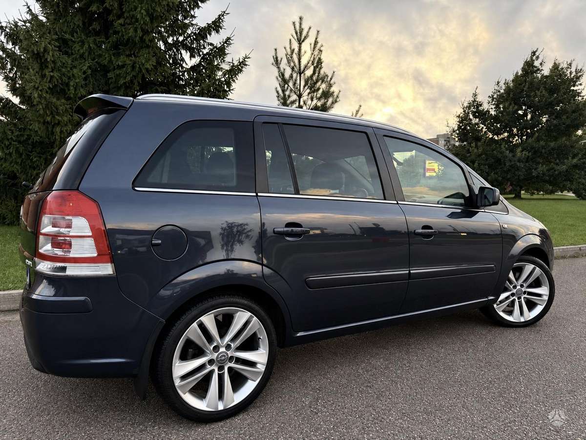 Opel Zafira 2010 — photo 17