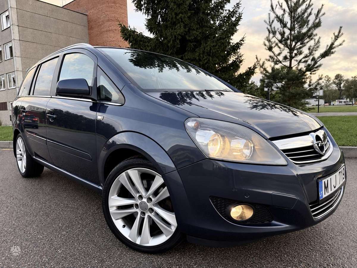Opel Zafira 2010 — rear view