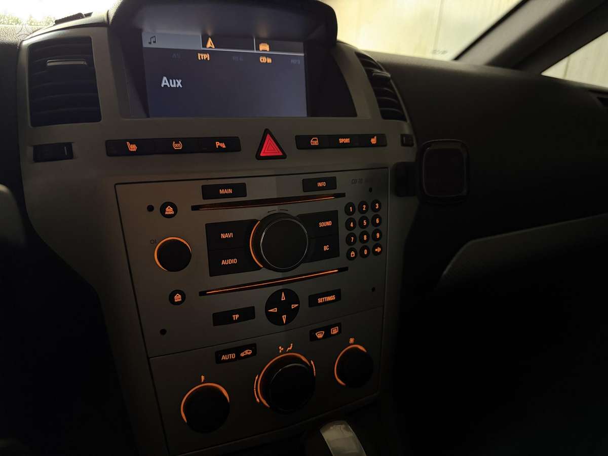Opel Zafira 2010 — photo 8