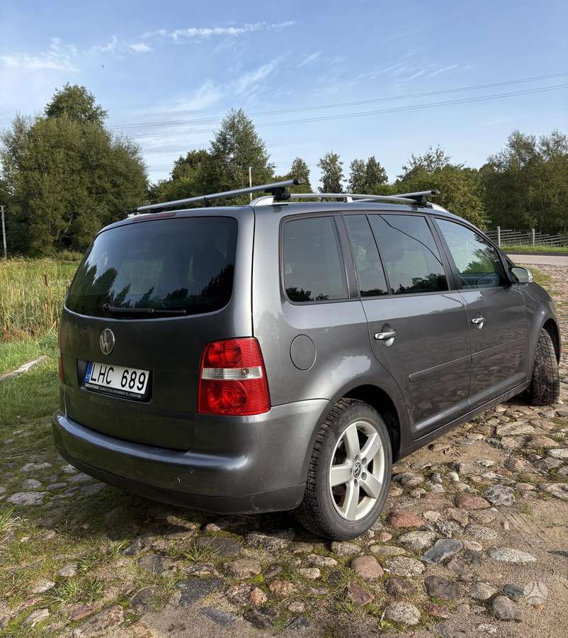 Volkswagen Touran 2005 — rear view