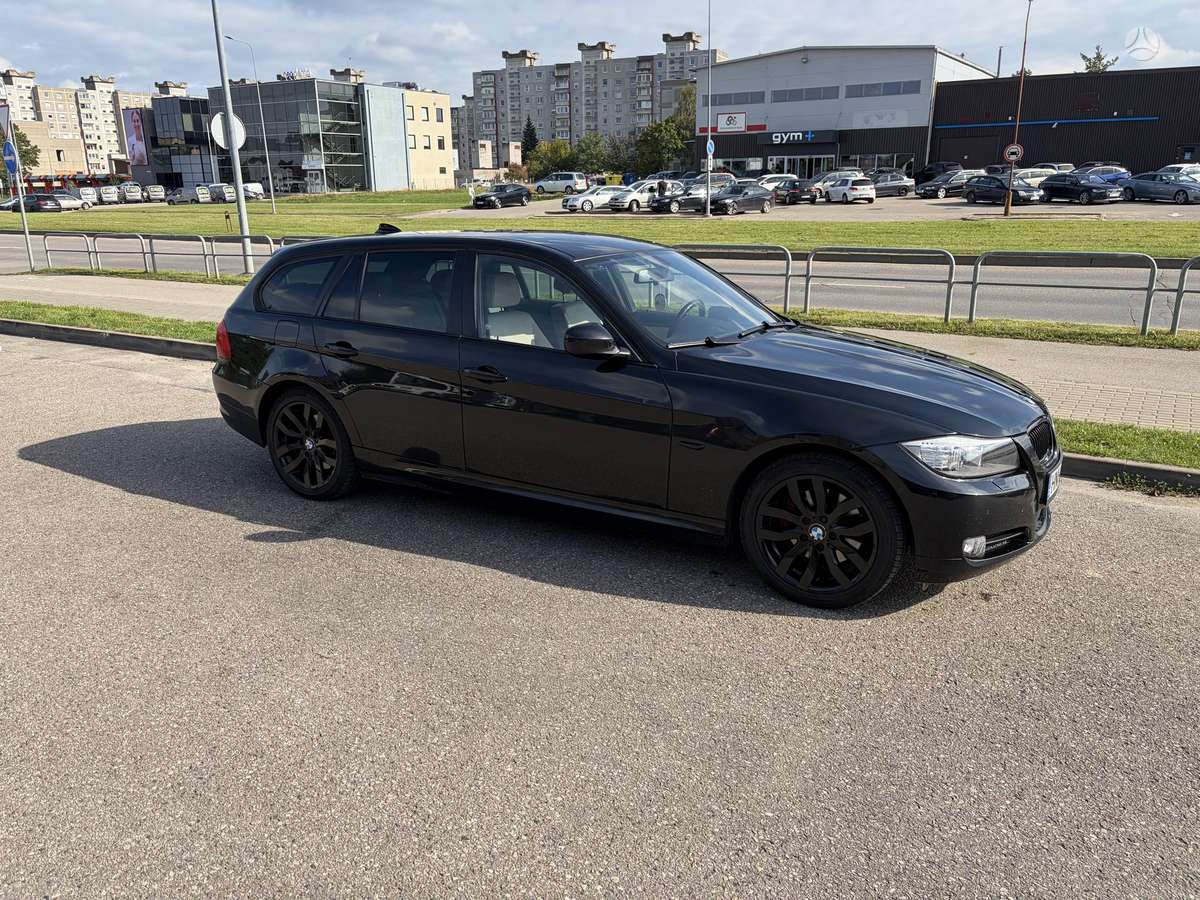 BMW 320 2009 — вигляд ззаду