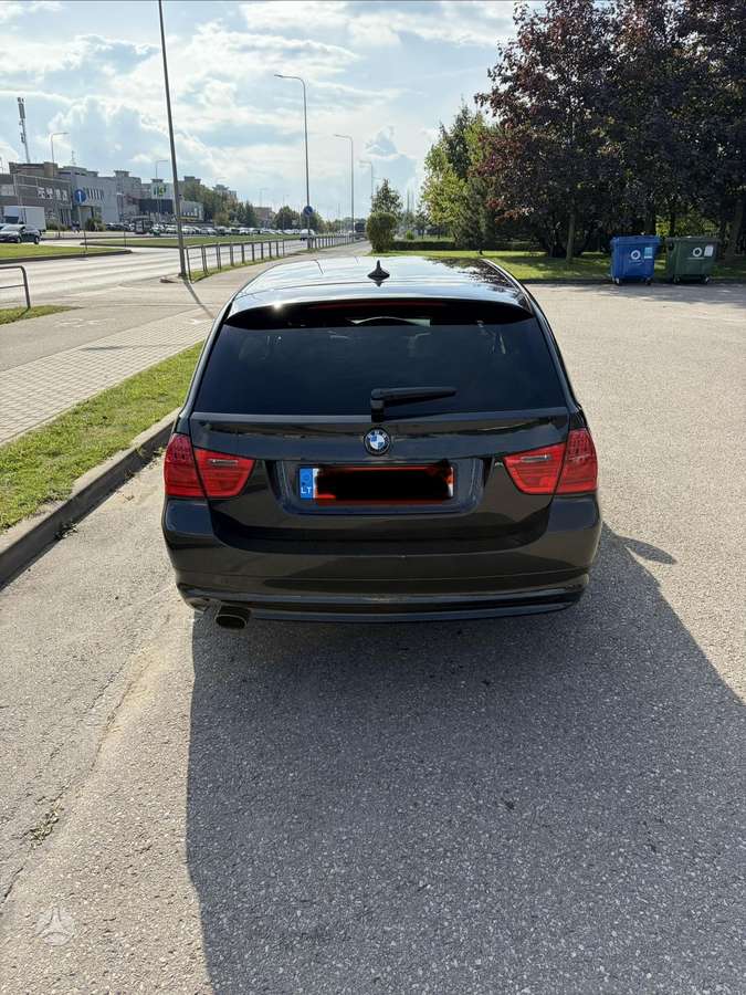 BMW 320 2009 — салон