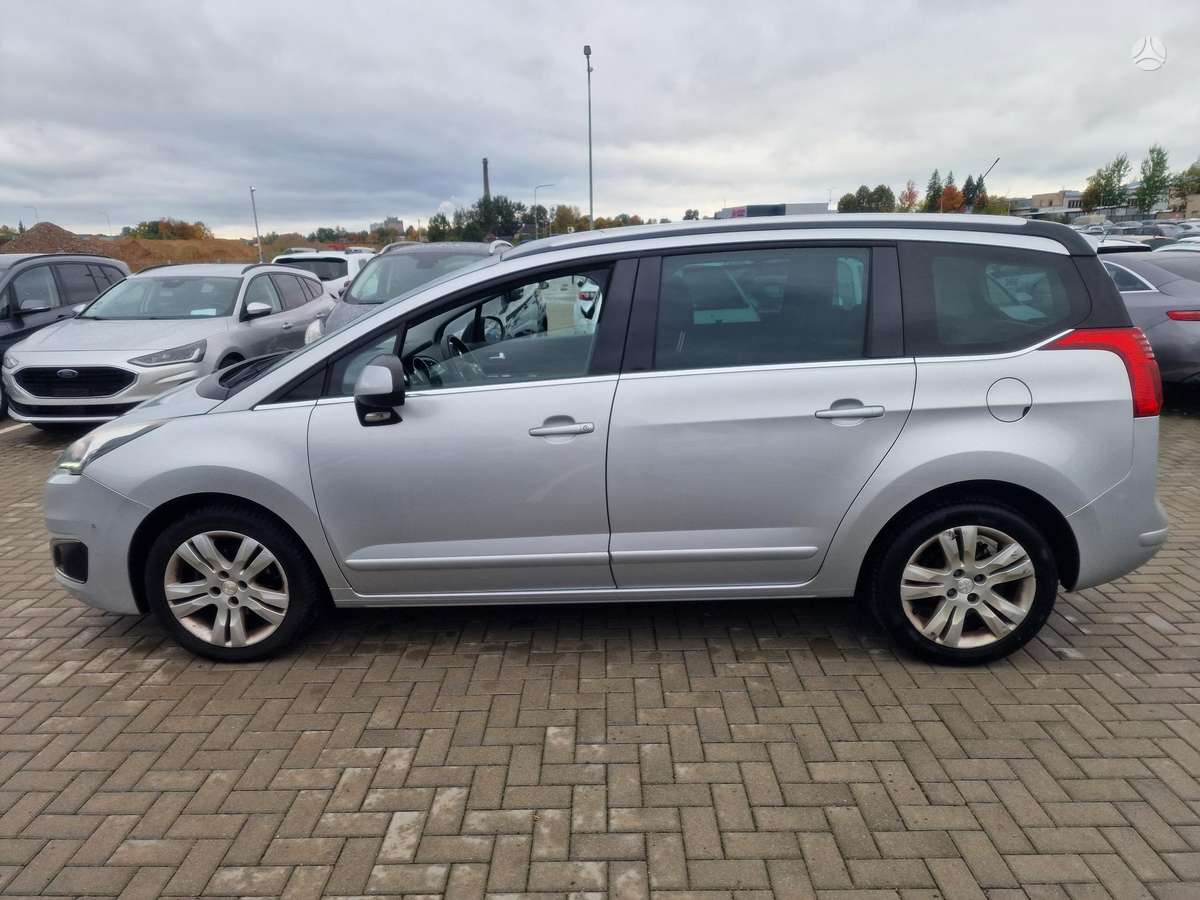 Peugeot 5008 2015 — rear view