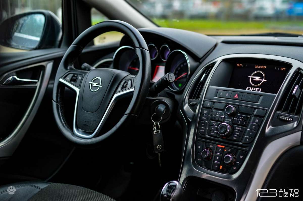 Opel Astra 2012 — фото 11