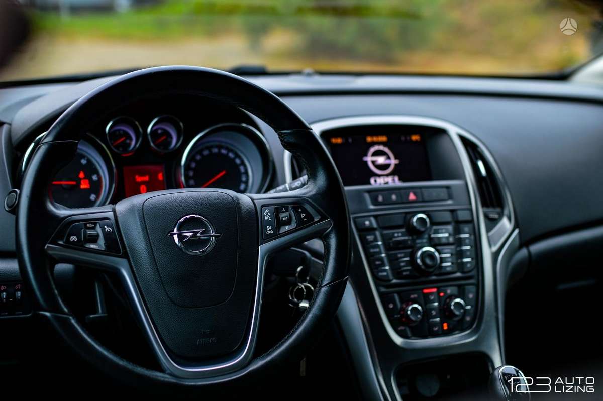 Opel Astra 2012 — фото 13
