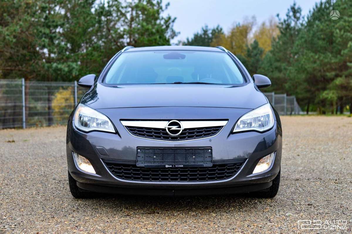Opel Astra 2012 — вигляд ззаду