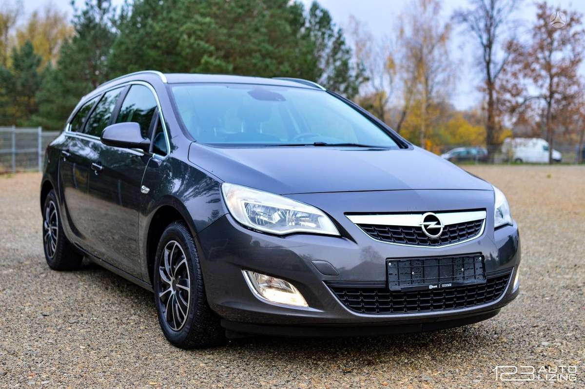Opel Astra 2012 — салон