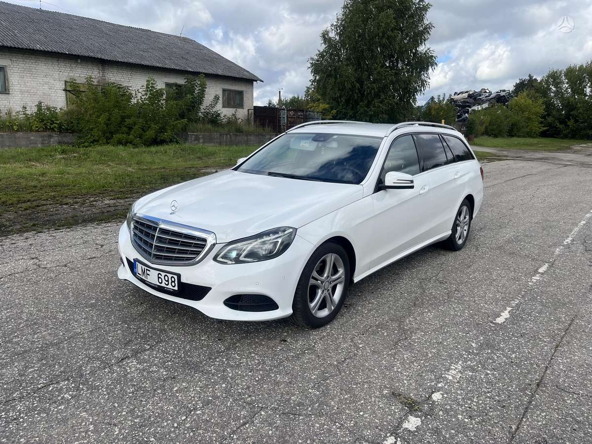 Mercedes-Benz E220 2014 — вигляд ззаду