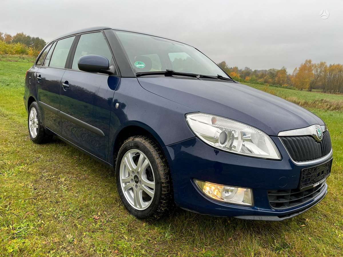 Skoda Fabia 2012 — вигляд ззаду
