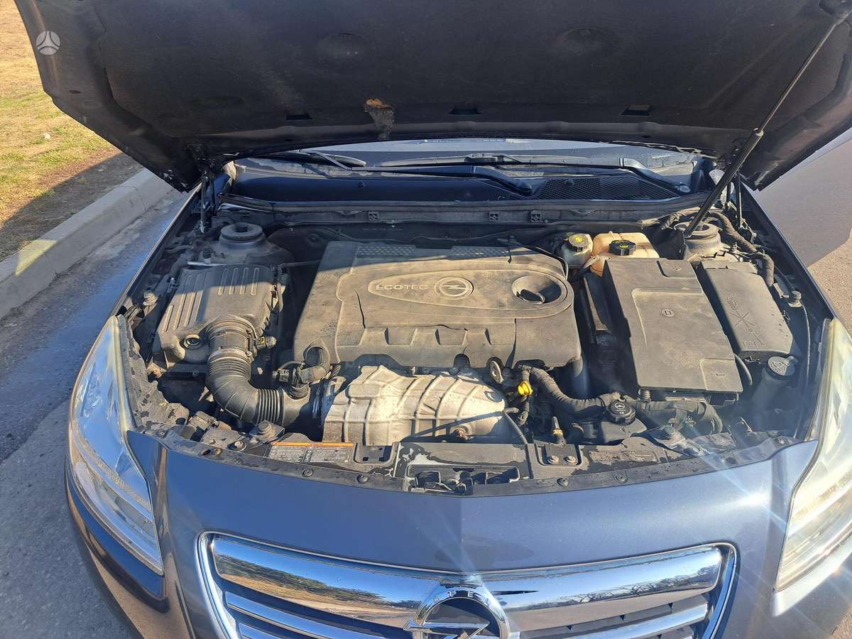 Opel Insignia 2011 — вигляд ззаду