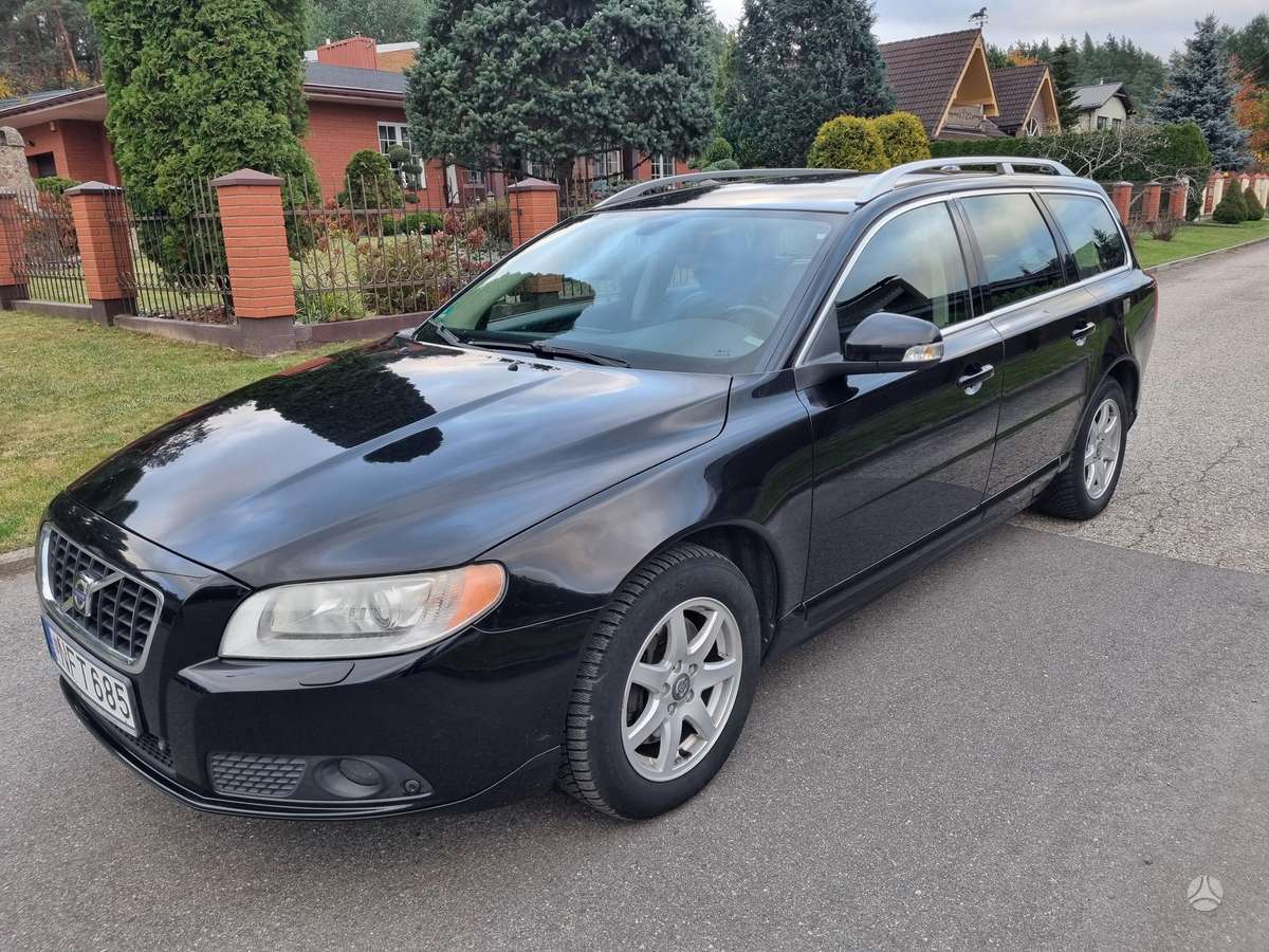 Volvo V70 2009 — rear view