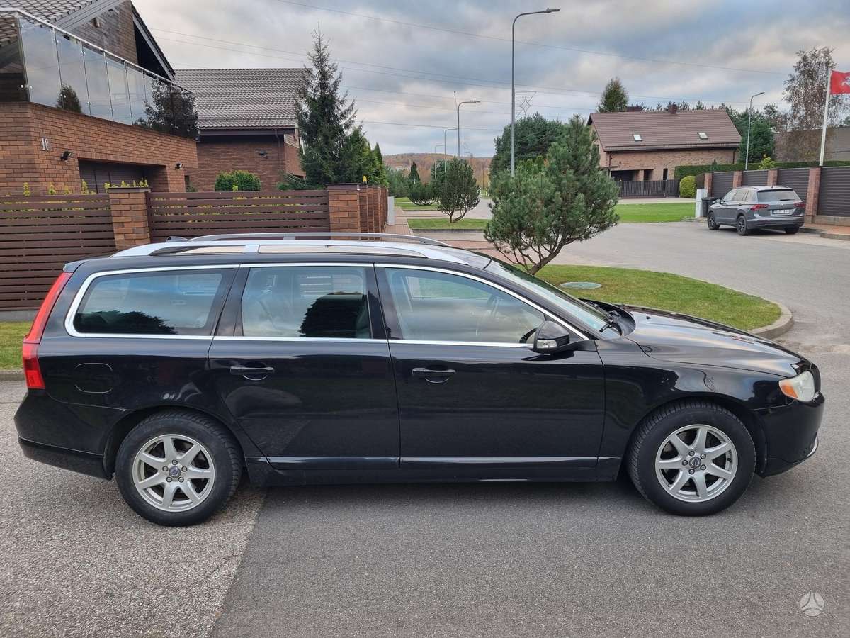 Volvo V70 2009 — interior