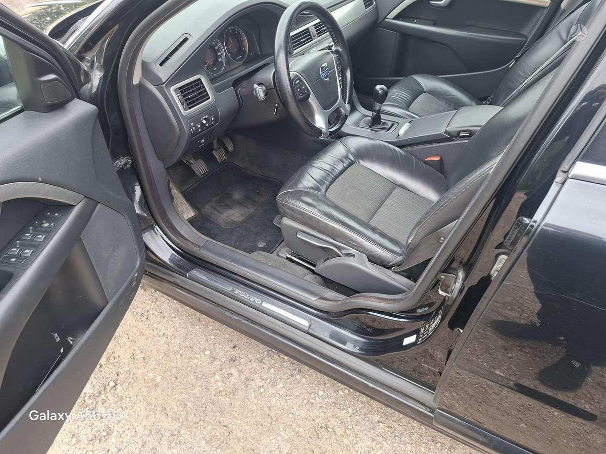 Volvo V70 2012 — photo 16