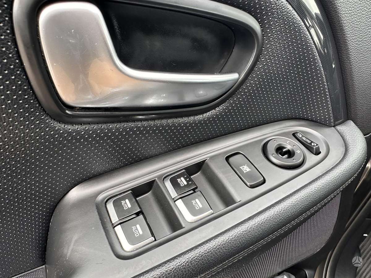 Kia Carens 2015 — photo 10