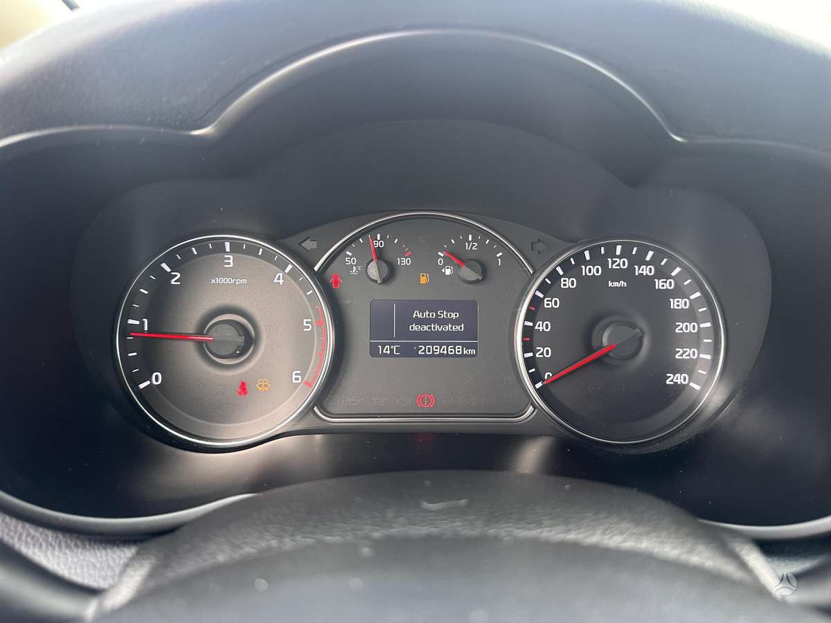 Kia Carens 2015 — photo 14