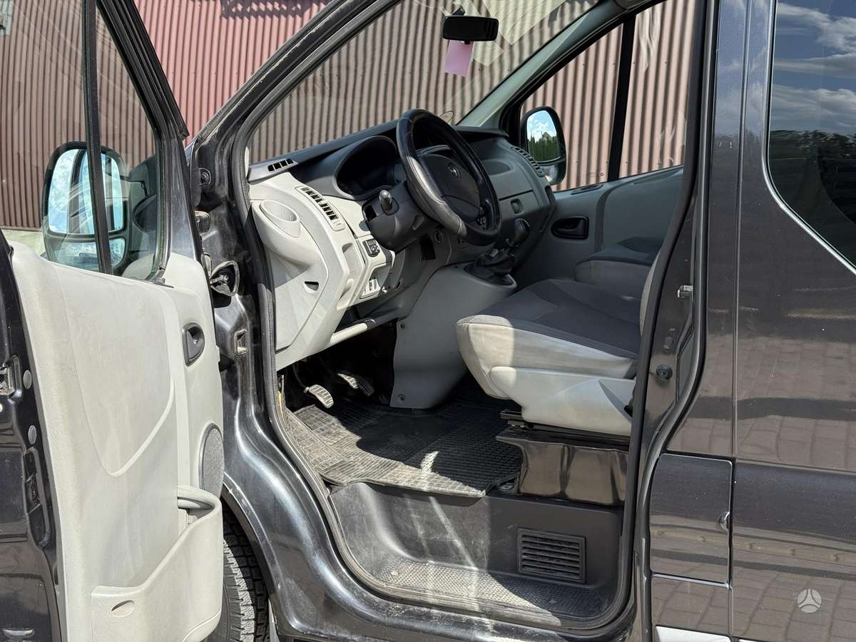 Opel Vivaro 2011 — photo 12