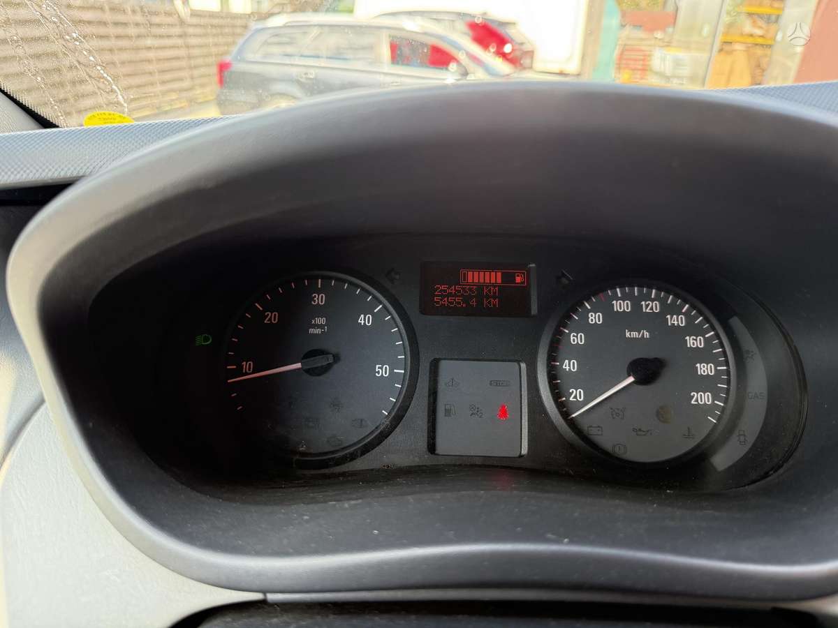Opel Vivaro 2011 — photo 8