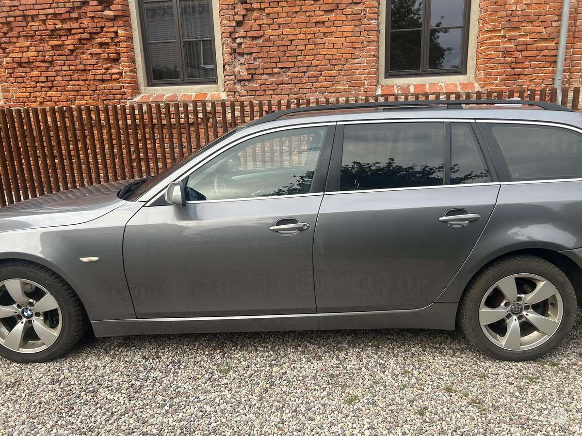 BMW 525 2008 — rear view