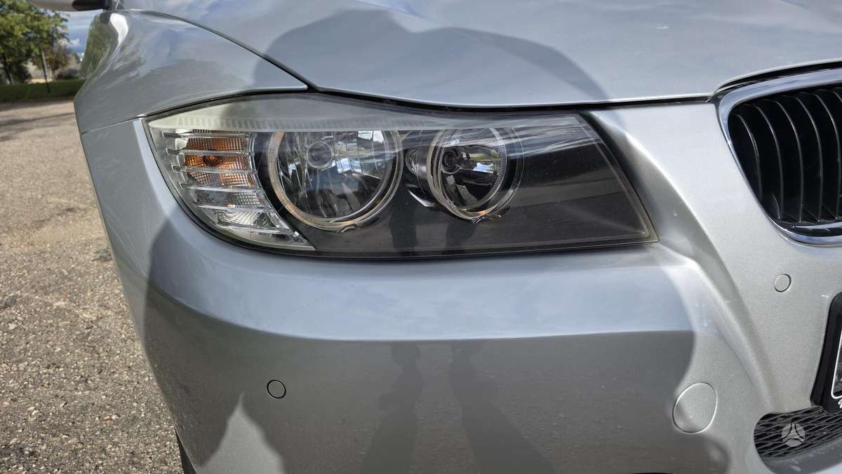 BMW 320 2010 — photo 11