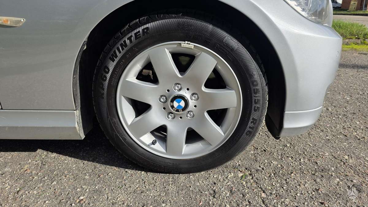 BMW 320 2010 — photo 12