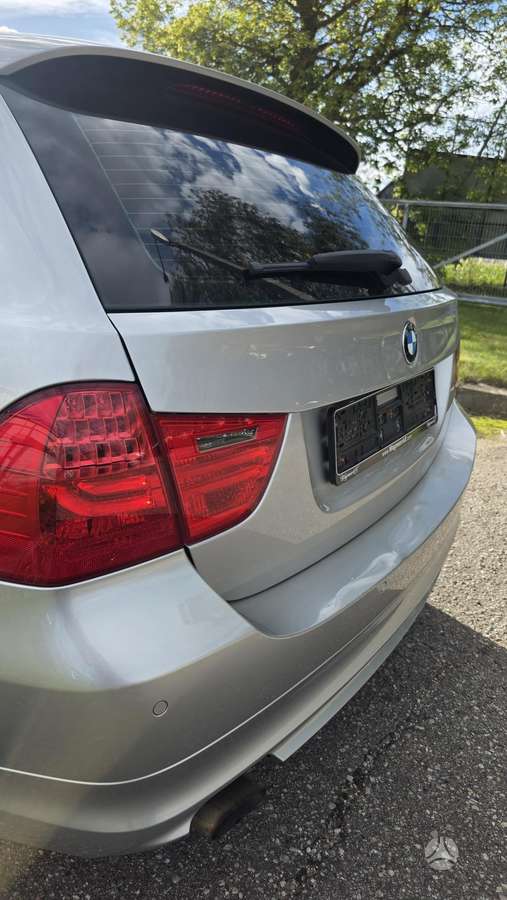BMW 320 2010 — photo 16