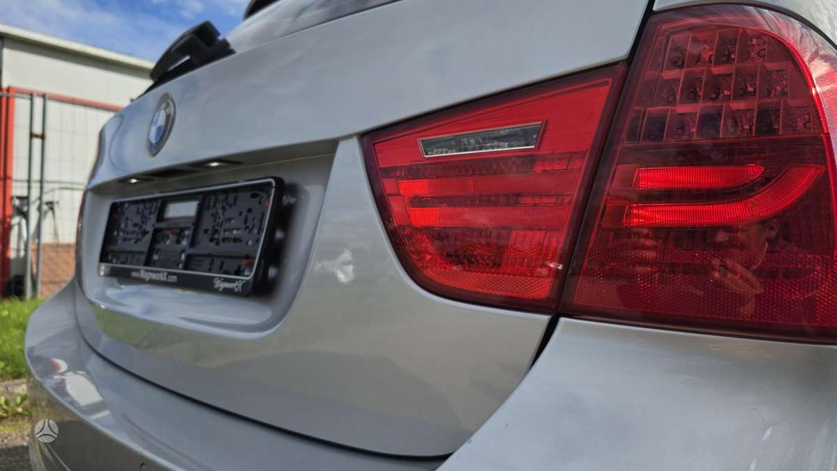 BMW 320 2010 — photo 17