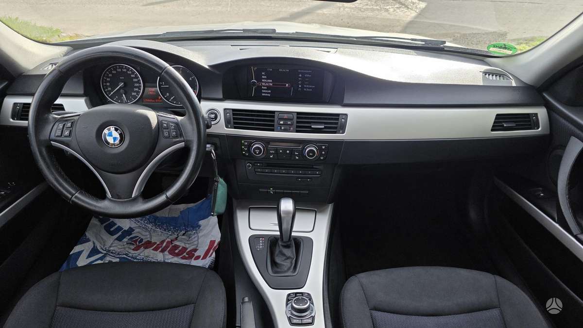BMW 320 2010 — photo 18