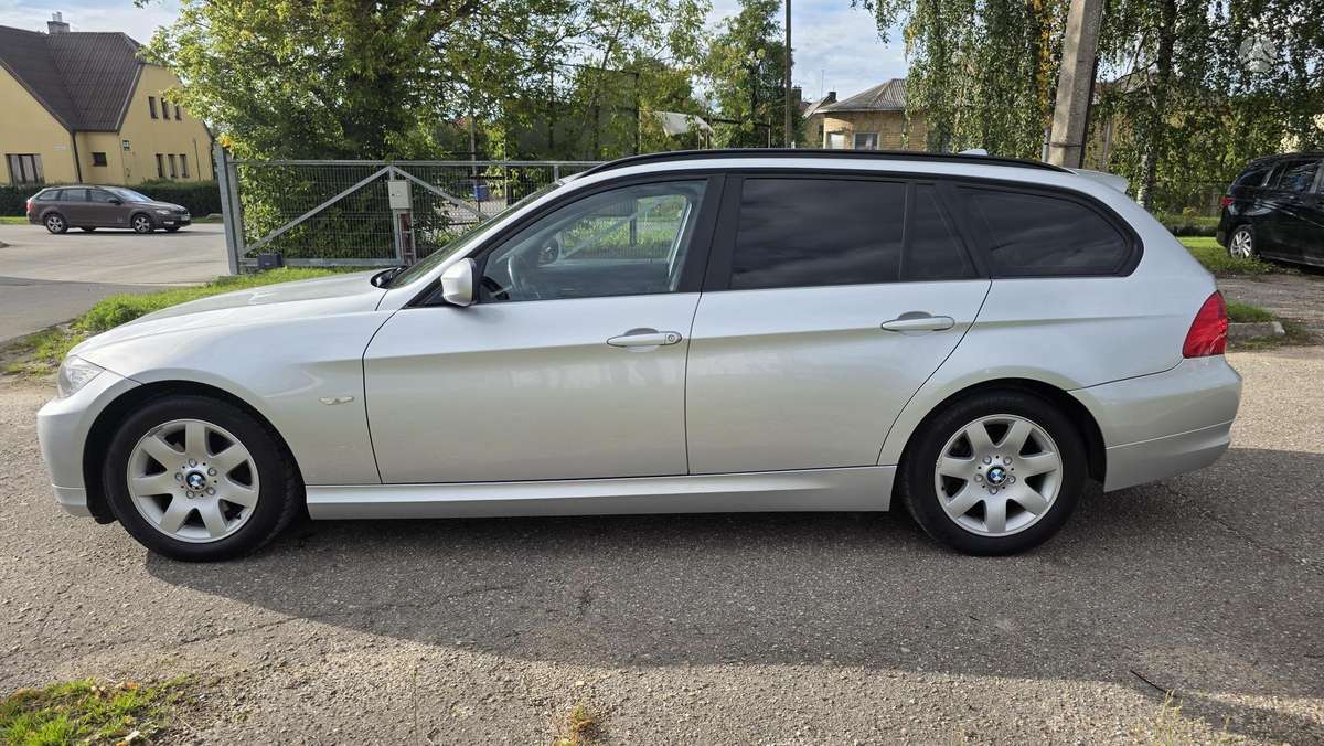 BMW 320 2010 — rear view