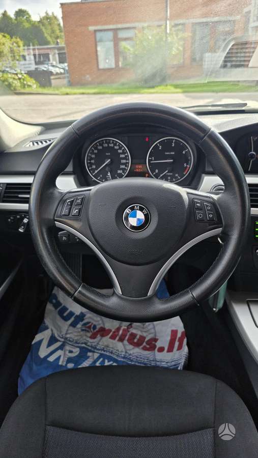 BMW 320 2010 — photo 21