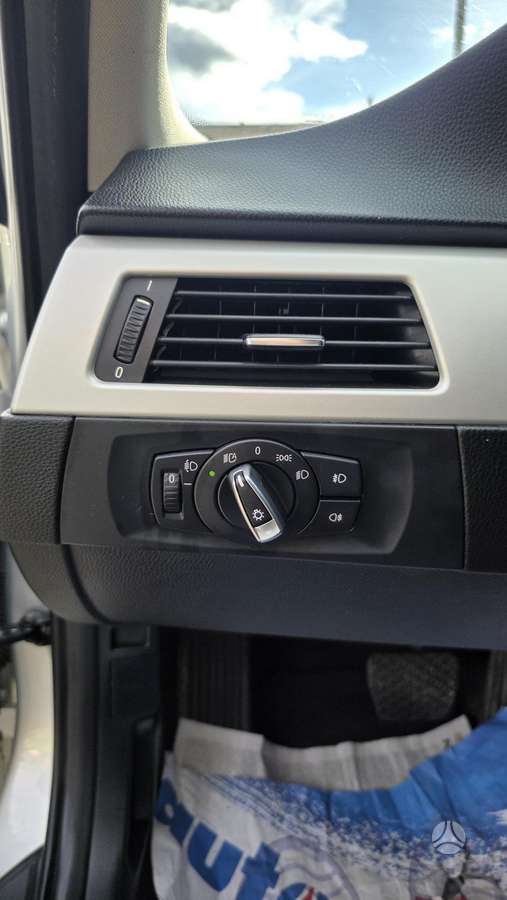 BMW 320 2010 — photo 22