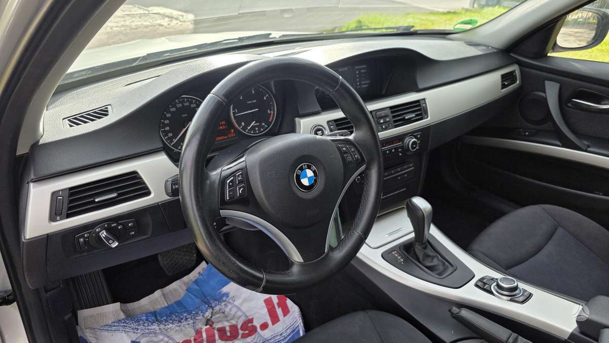 BMW 320 2010 — photo 23