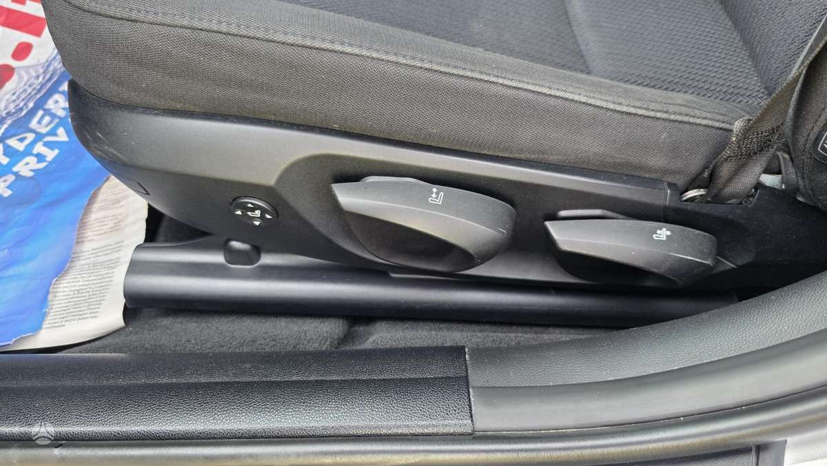 BMW 320 2010 — photo 27