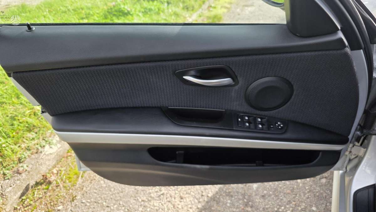 BMW 320 2010 — photo 29