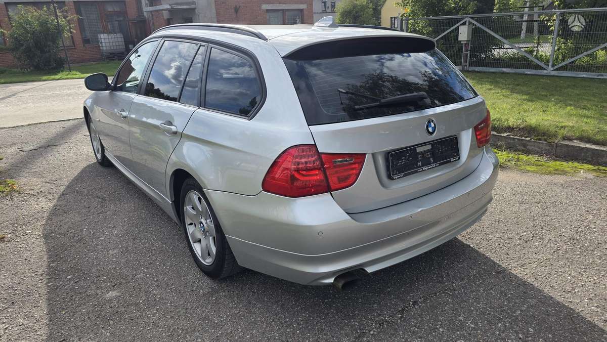 BMW 320 2010 — interior
