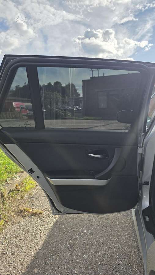 BMW 320 2010 — photo 32