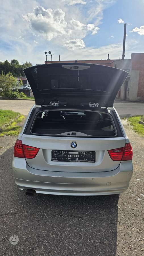 BMW 320 2010 — photo 33