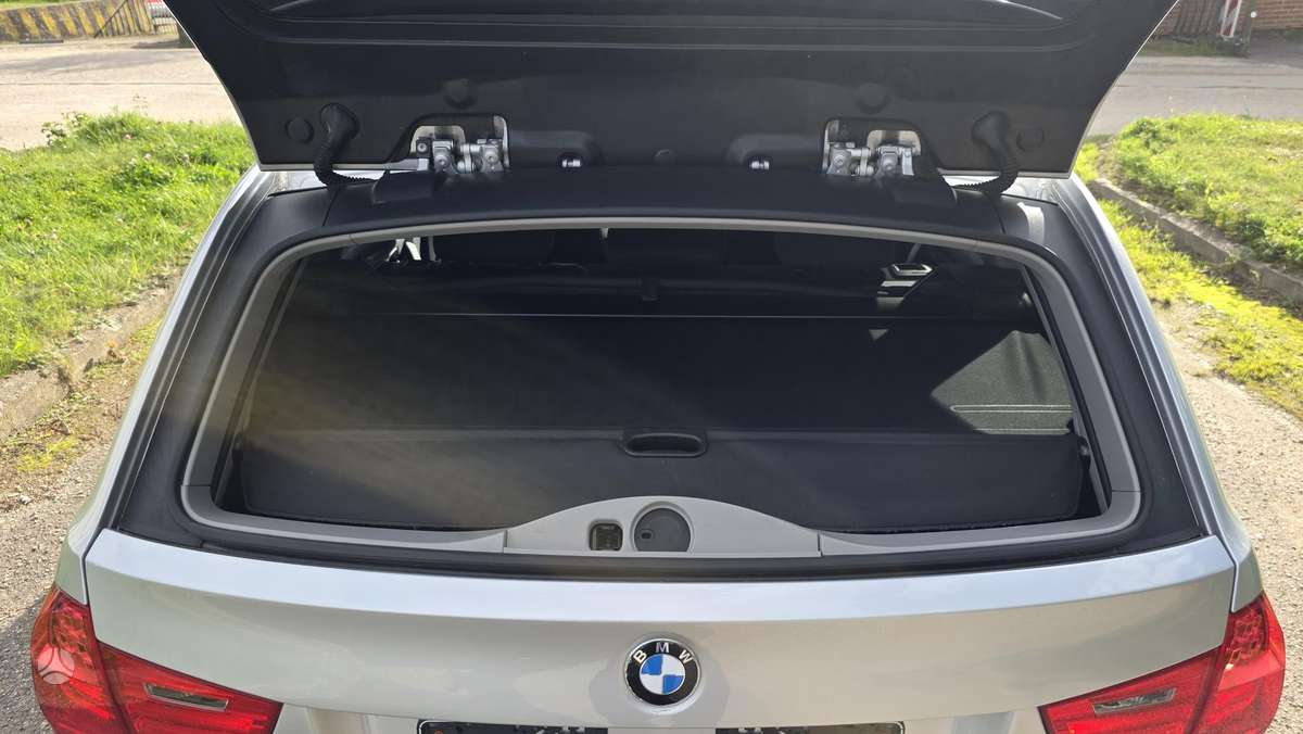 BMW 320 2010 — photo 34