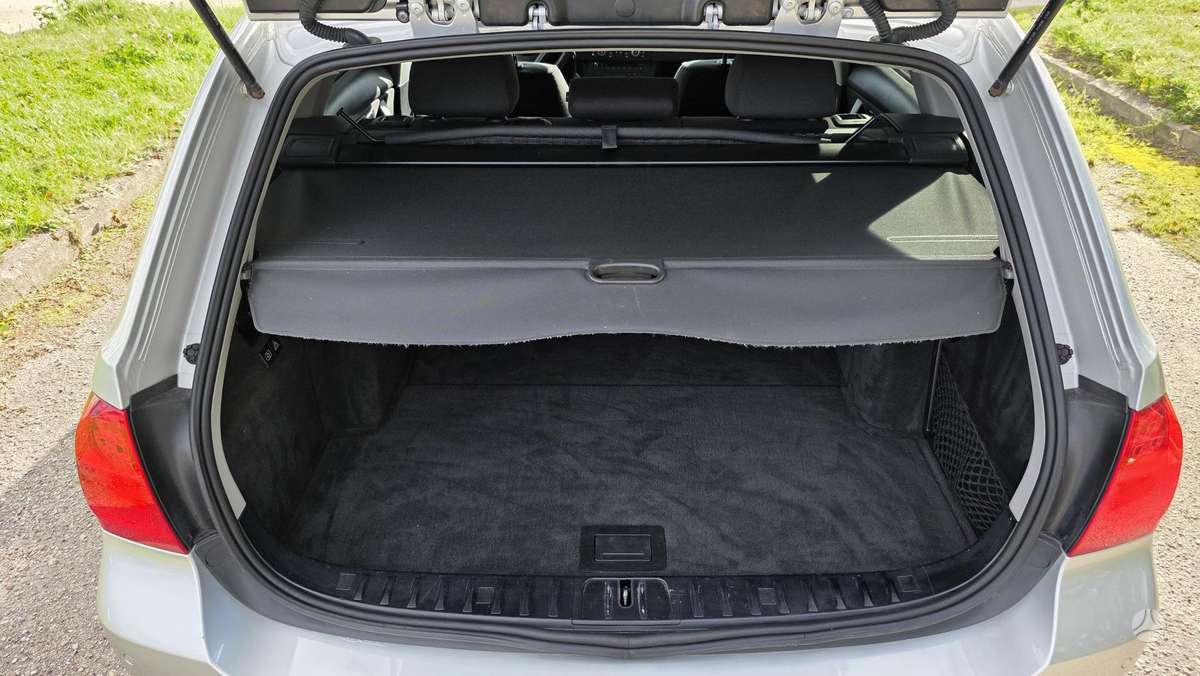 BMW 320 2010 — photo 36