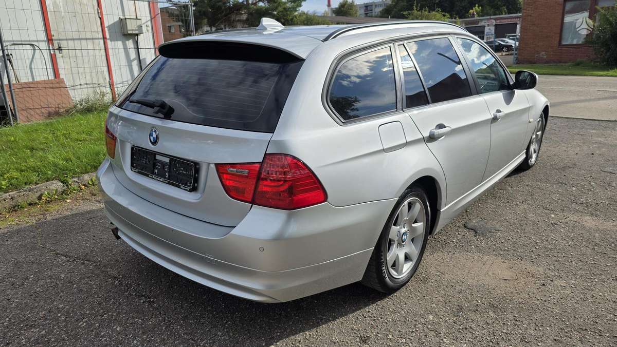 BMW 320 2010 — photo 5