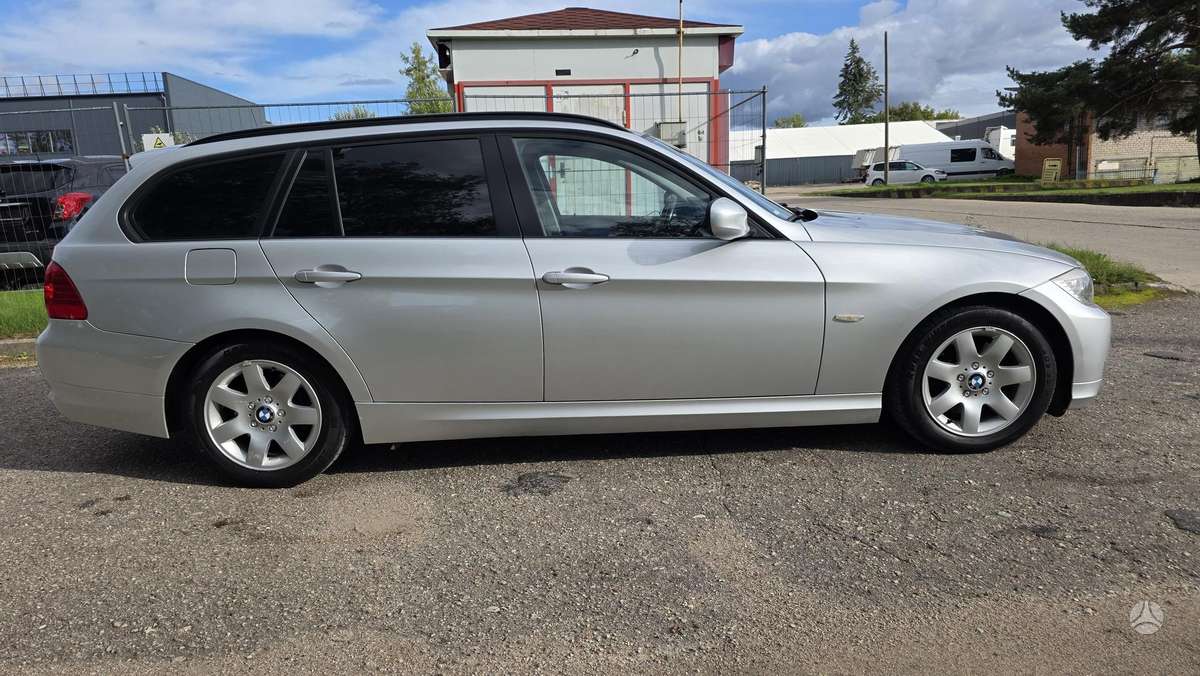 BMW 320 2010 — photo 6