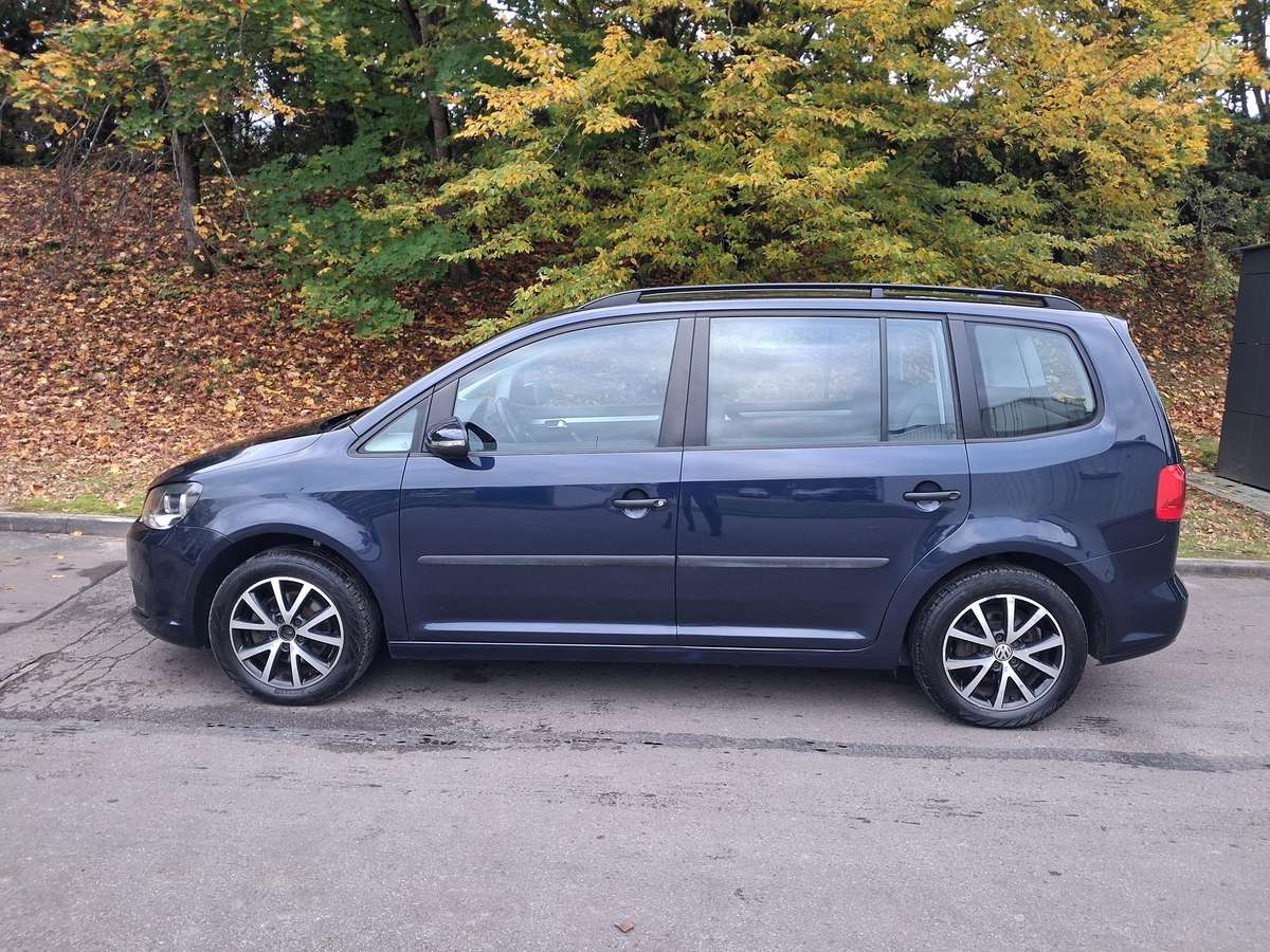 Volkswagen Touran 2013 — rear view