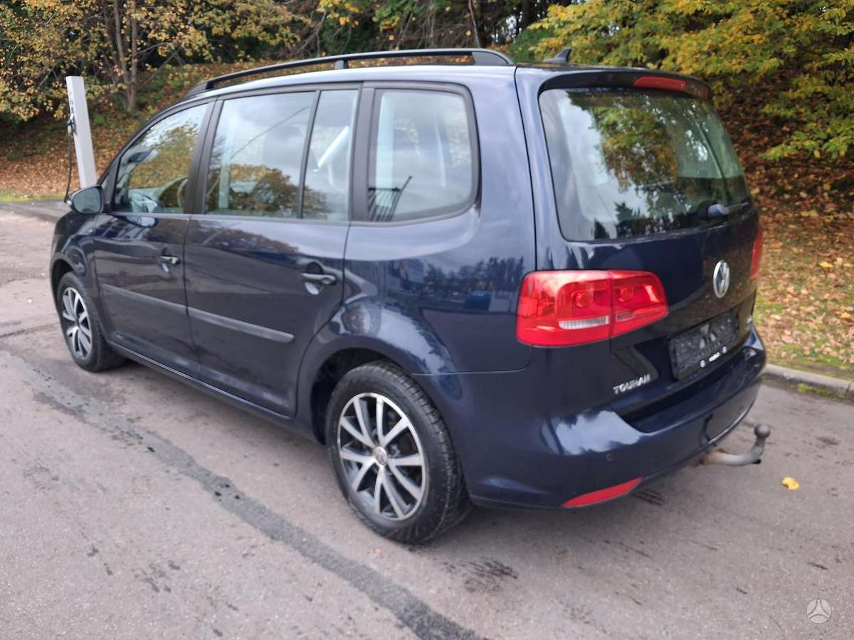 Volkswagen Touran 2013 — interior