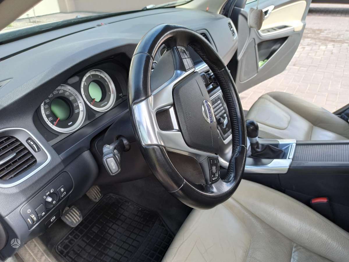 Volvo V60 2011 — photo 18
