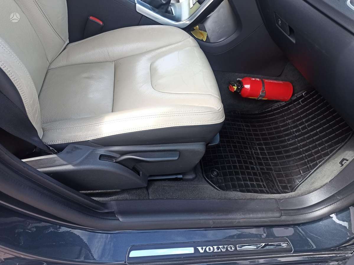 Volvo V60 2011 — photo 24