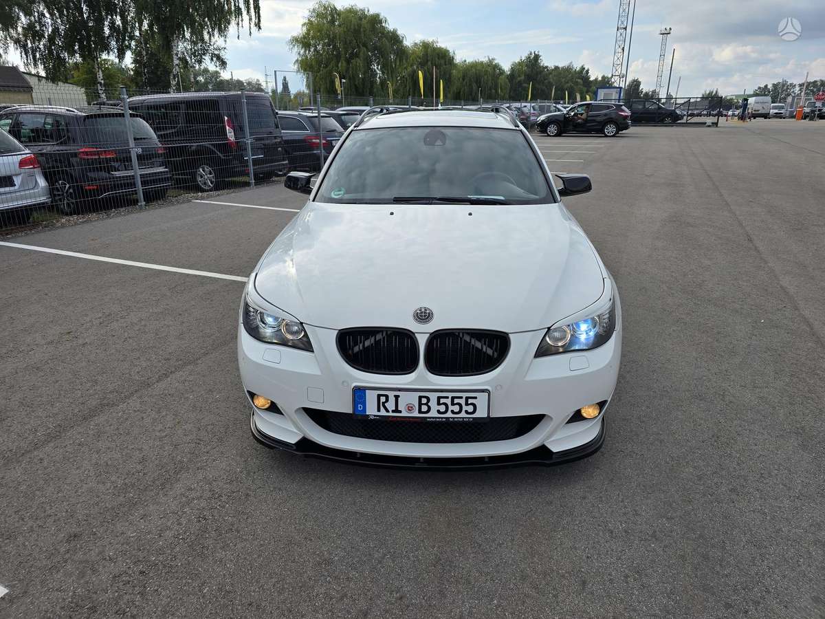 BMW 530 2009 — rear view