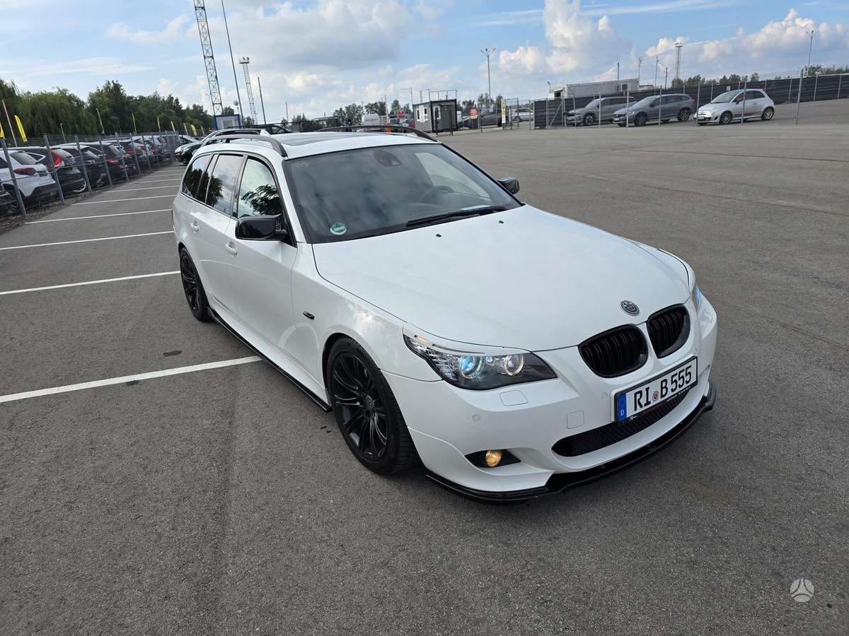 BMW 530 2009 — interior