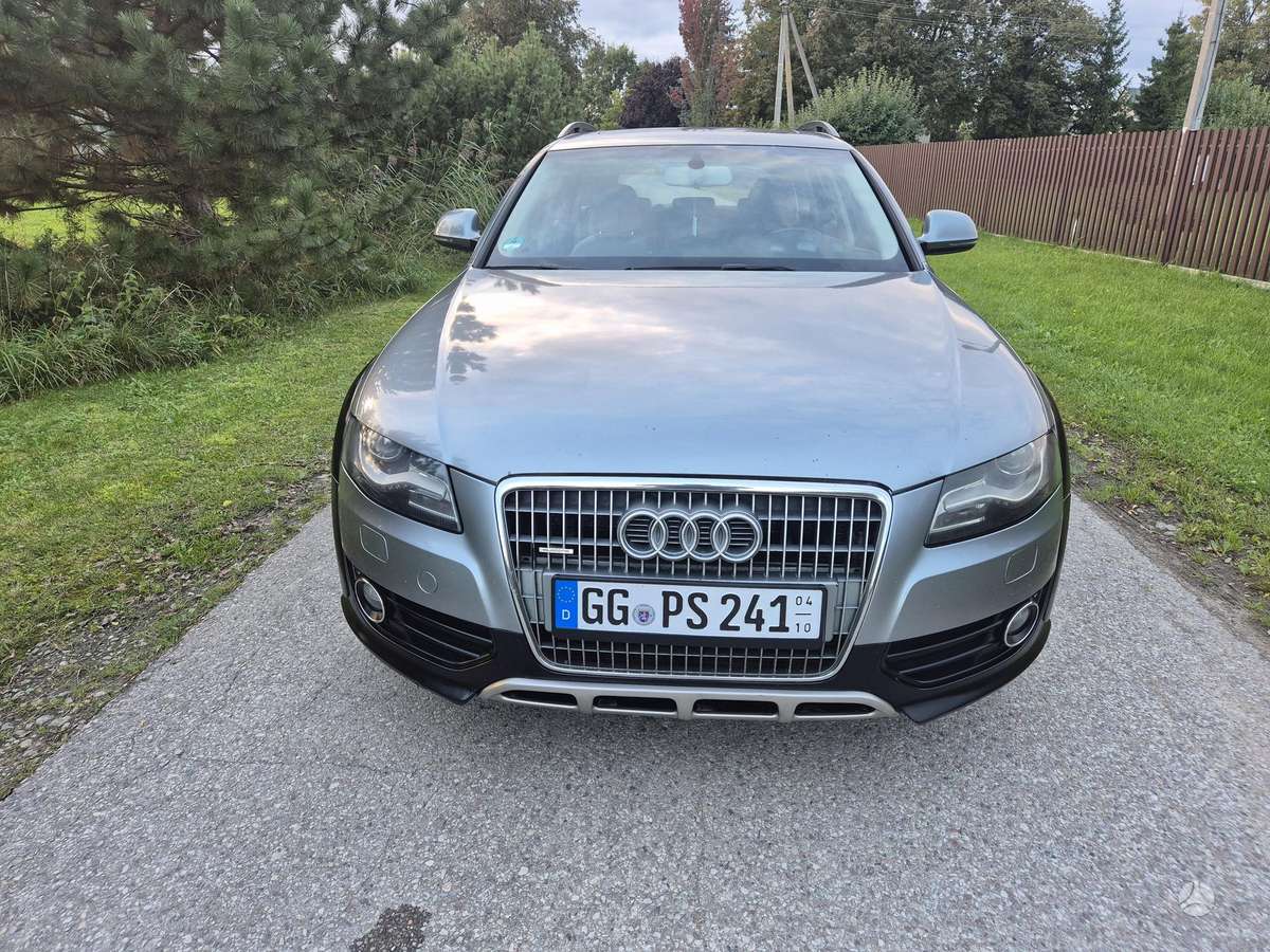 Audi A4 2010 — салон
