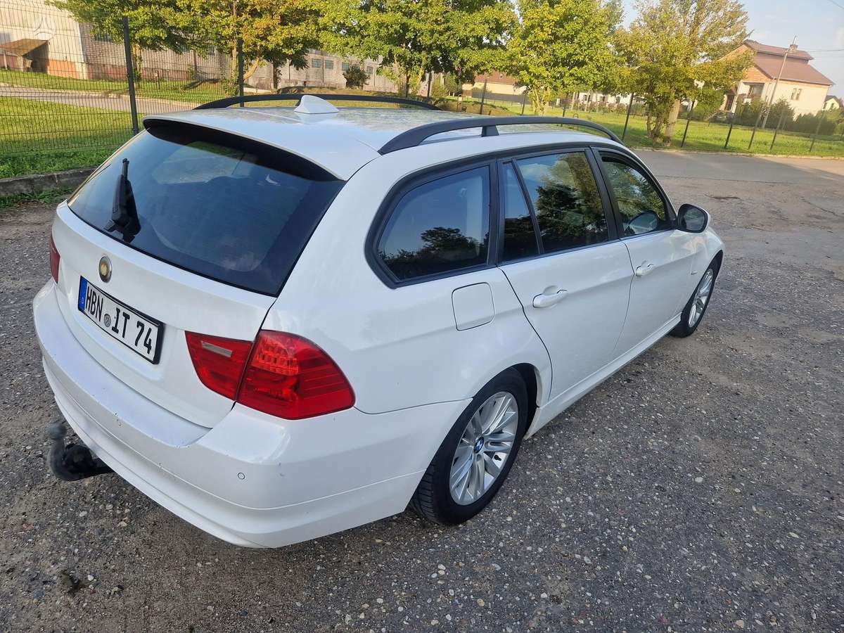 BMW 318 2010 — photo 10