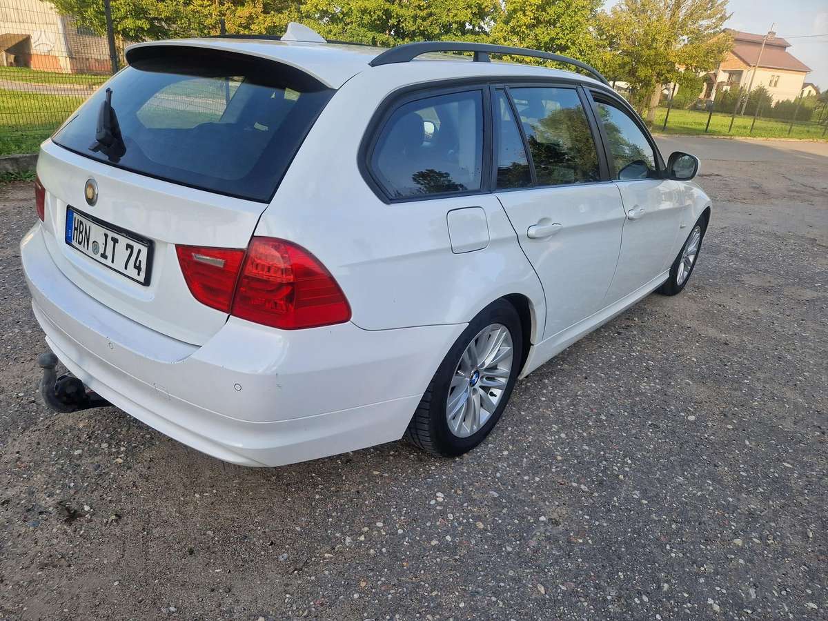 BMW 318 2010 — photo 11